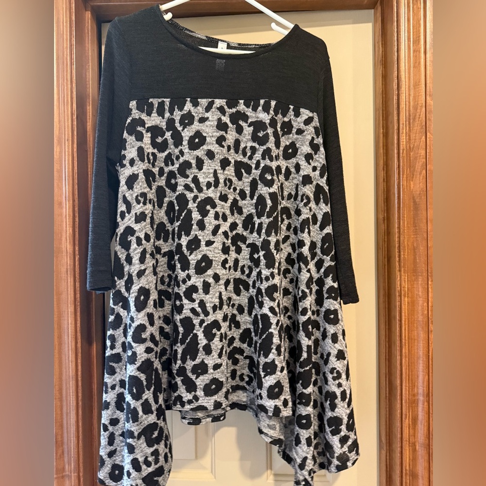 Elegant Black and Gray Leopard Print top